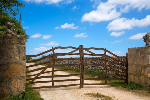 Menorca tradiční olivovník dřevěný plot v Baleárských — Stock fotografie