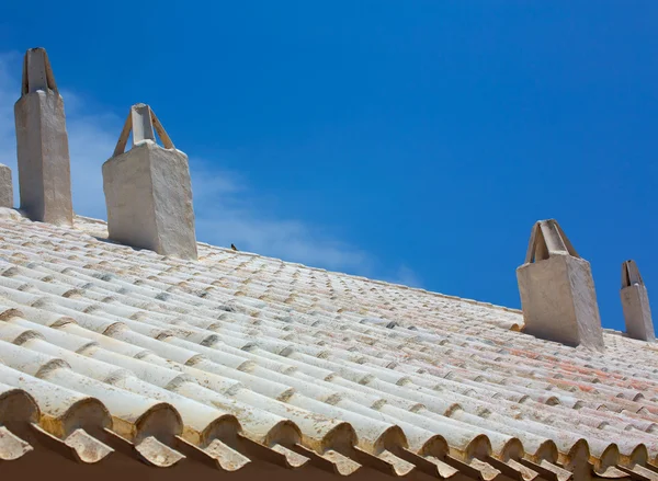 Binibequer vell in menorca weißer dachschornstein sant lluis — Stockfoto