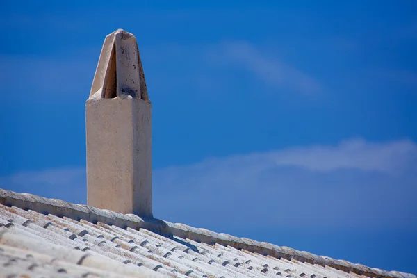 Binibequer vell v menorca bílé střechy komín sant lluis — Stock fotografie