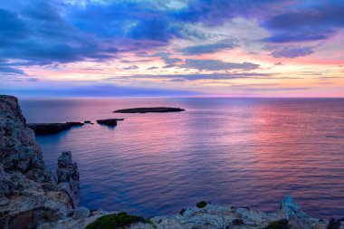 cap de caballeria cape Balear adlı içinde Menorca günbatımı