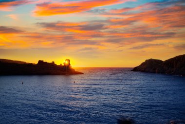 cala morell ses torretes Beach içinde Menorca günbatımı