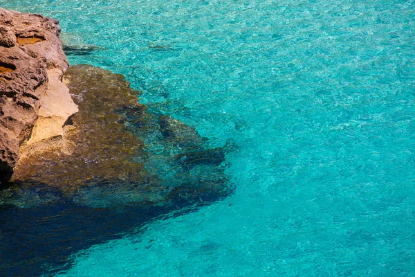 Кала mitjaneta в Менорка Сьютаделла в Балеарські острови — стокове фото