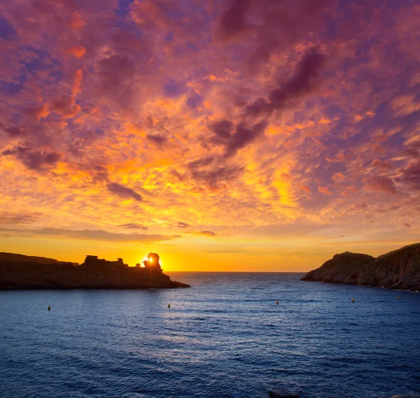 Pôr do sol de Menorca em Cala Morell na praia de Ses torretes — Fotografia de Stock