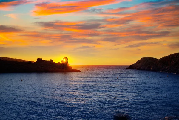 Pôr do sol de Menorca em Cala Morell na praia de Ses torretes — Fotografia de Stock