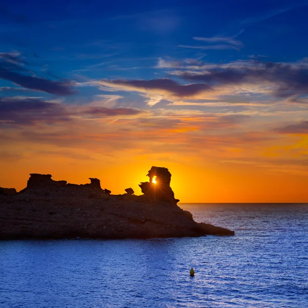 Pôr do sol de Menorca em Cala Morell na praia de Ses torretes — Fotografia de Stock