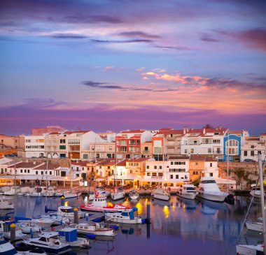 Ciutadella menorca marina port günbatımı tekneler ile