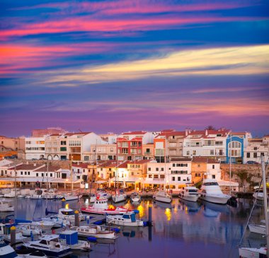 Ciutadella menorca marina port günbatımı tekneler ile