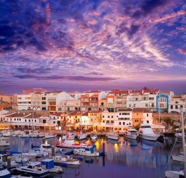 Ciutadella menorca marina port günbatımı tekneler ile