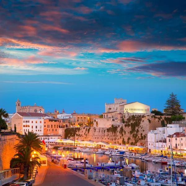 Ciutadella menorca marina port zonsondergang stadhuis en de kathedraal — Stockfoto