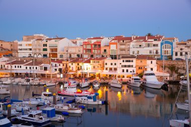 Ciutadella menorca marina port günbatımı tekneler ile