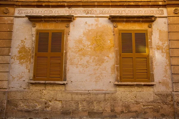 Ciutadella Menorca ventana persiana de madera — Foto de Stock