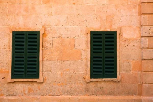 Ciutadella Menorca ventana persiana de madera — Foto de Stock