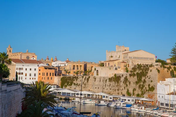 Ciutadella Μενόρκα λιμάνι Δημαρχείο και τον καθεδρικό ναό — Φωτογραφία Αρχείου