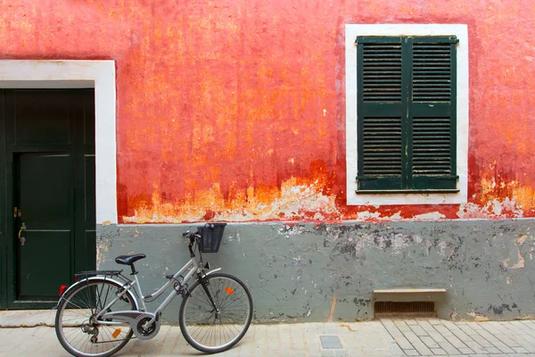 Menorca ciutadella röda grunge fasad konsistens — Stockfoto