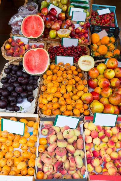 Mediterrane zomer fruit in Balearen markt — Stockfoto