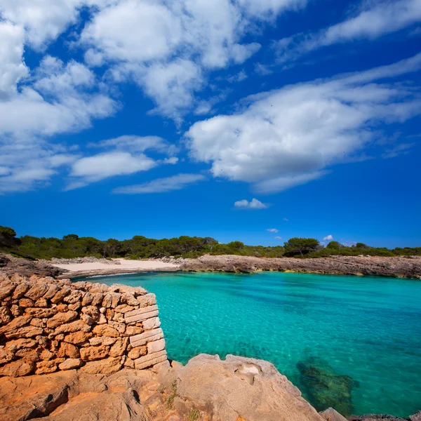 Пляж Mena Cala des Talaier в Цитадели в Балеариче — стоковое фото