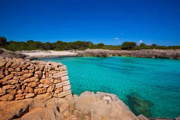 Пляж Mena Cala des Talaier в Цитадели в Балеариче — стоковое фото