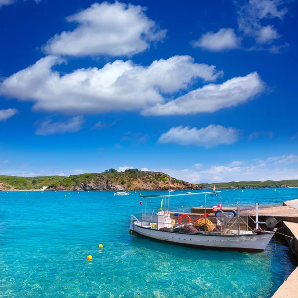 Menorca Es Grau puerto limpio con lanchas llaut en Baleares — Foto de Stock