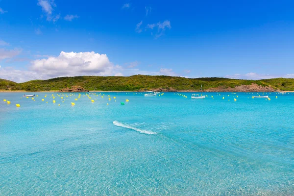 Minorca Es Grau porto pulito con barche llaut in Baleari — Foto Stock