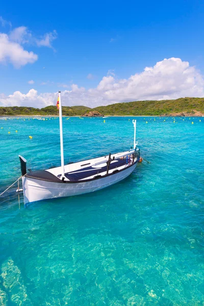 Minorca Es Grau porto pulito con barche llaut in Baleari — Foto Stock