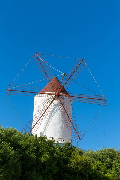 Molino de viento de Menorca Es Mercadal sobre cielo azul en Baleares — Foto de Stock