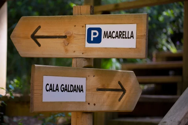 Menorca spår tecken att gå macarella eller cala galdana — Stockfoto