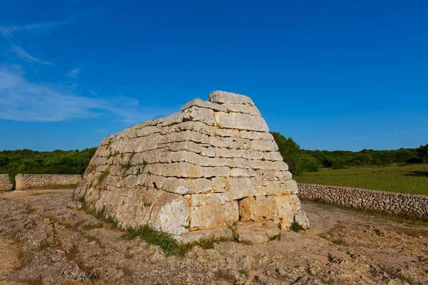 Menorca ciutadella naveta des tudons megalitické hrobky — Stock fotografie