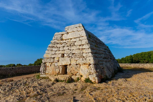 Менорка Сьютаделла naveta des tudons мегалітичні могила — стокове фото