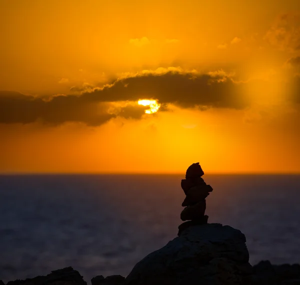 在地中海夕阳的愿望石头堆砌而成 — 图库照片