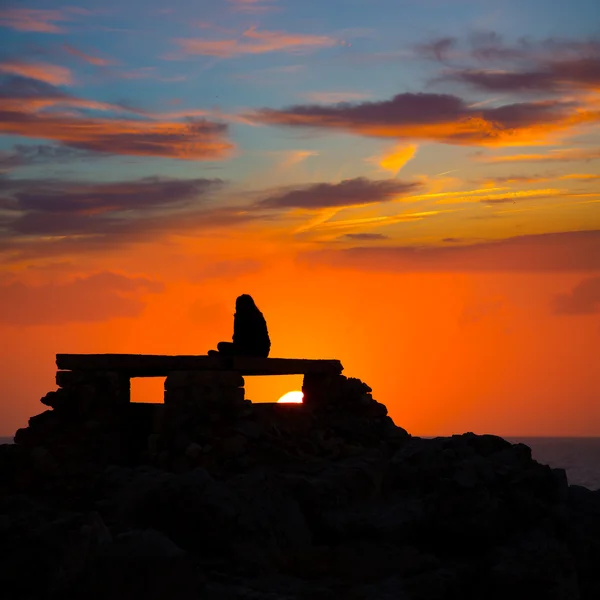 Ciutadella Menorca en Punta Nati puesta de sol con chica — Foto de Stock