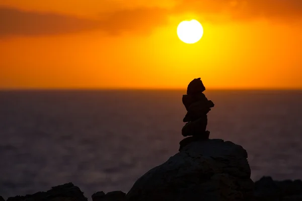 Stacked stones for a wish on Mediterranean sunset — Stock Photo, Image