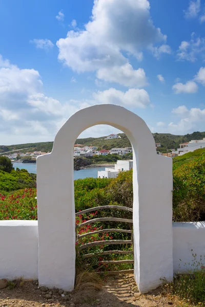 Menorca cala sa mesquida mao maon arch ingången — Stockfoto