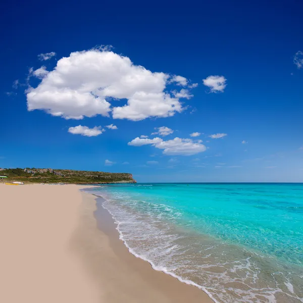 Alaior Cala Son Bou em Menorca praia azul-turquesa em Baleares — Fotografia de Stock