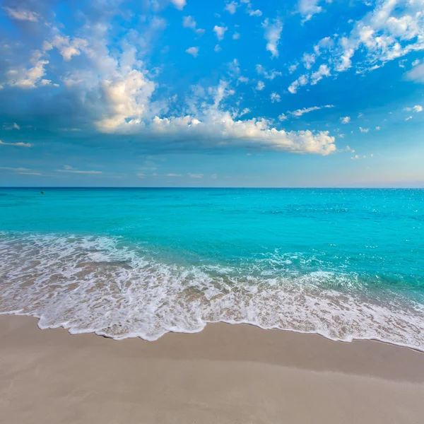 Alaior Cala Son Bou em Menorca praia azul-turquesa em Baleares — Fotografia de Stock