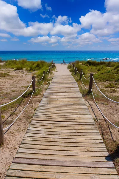 Alaior cala son bou in Menorca türkisfarbener Strand auf den Balearen — Stockfoto