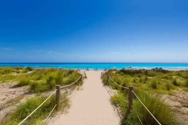 Alaior Cala Son Bou em Menorca praia azul-turquesa em Baleares — Fotografia de Stock