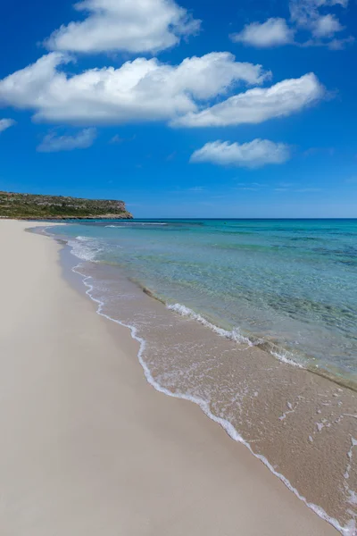 Alaior Cala Son Bou en Menorca playa turquesa en Baleares — Foto de Stock