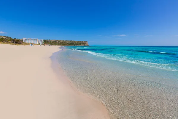 Alaior Cala Son Bou en Menorca playa turquesa en Baleares —  Fotos de Stock