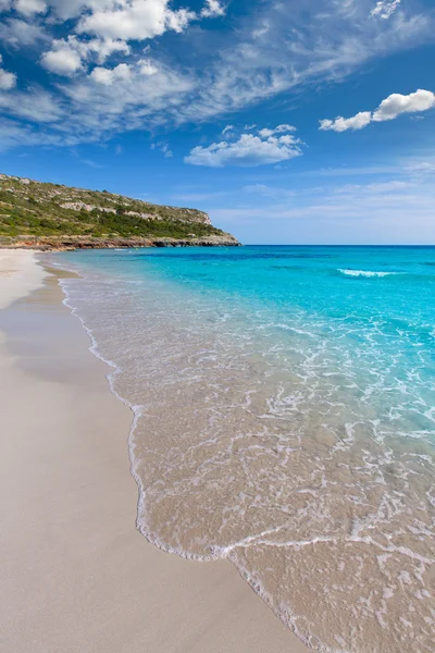 Alaior Cala Son Bou em Menorca praia azul-turquesa em Baleares — Fotografia de Stock