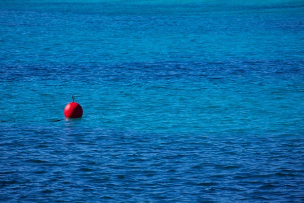 Bóia vermelha flutuante azul perspectiva do mar — Fotografia de Stock