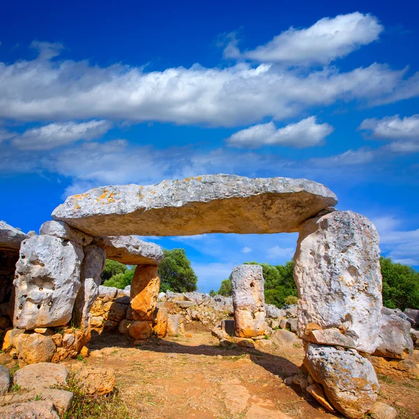 Menorca torre de gaumes galmes Balear adlı taules — Stok fotoğraf