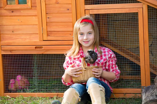 Tyúkok kölyök lány farmer mezőgazdasági termelő, csirke, chicken Coop — Stock Fotó