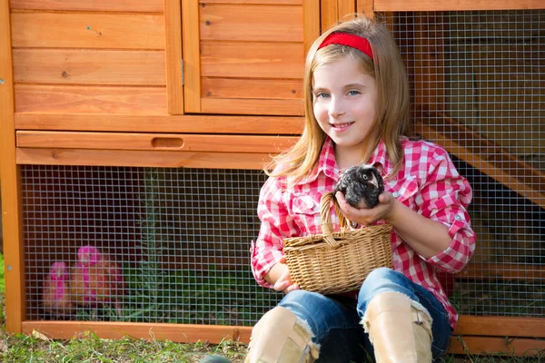 Criador gallinas niño niña ranchero agricultor con polluelos en gallinero — Foto de Stock