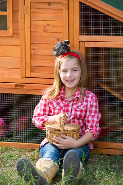 Fokker kippen kid meisje rancher boer met kuikens in kippenhok — Stockfoto