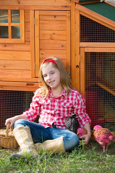 Éleveur poules enfant fille rancher fermier avec poussins dans poulailler — Photo