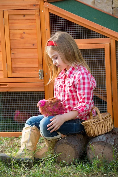 Damızlık tavukların civcivler tavuk kümesi içinde çiftlik sahibi çiftçi kız çocuk — Stok fotoğraf
