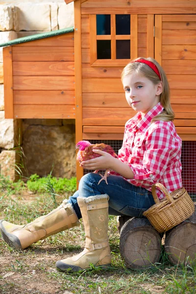 Éleveur poules enfant fille rancher fermier avec poussins dans poulailler — Photo