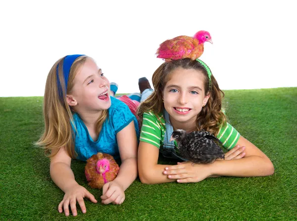 Éleveur poules enfant soeur agriculteur filles s'amuser avec poulet chi — Photo