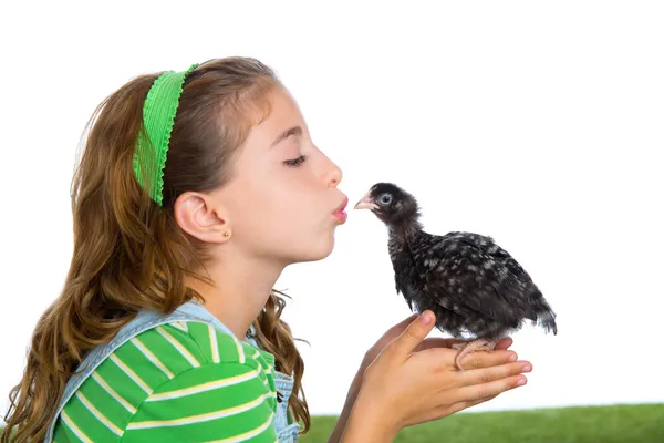 Criador galinhas criança menina fazendeiro agricultor beijando um frango pinto — Fotografia de Stock