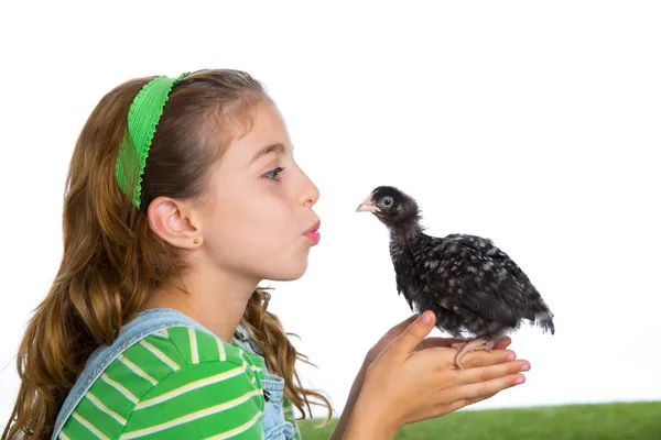 Breeder hens kid girl rancher farmer kissing a chicken chick — Stock Photo, Image